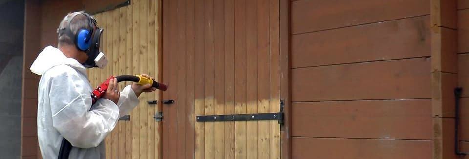 Porte en bois en cours d'aérogommage