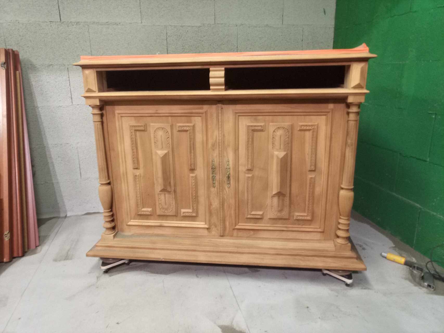 Buffet ancien en bois après décapage