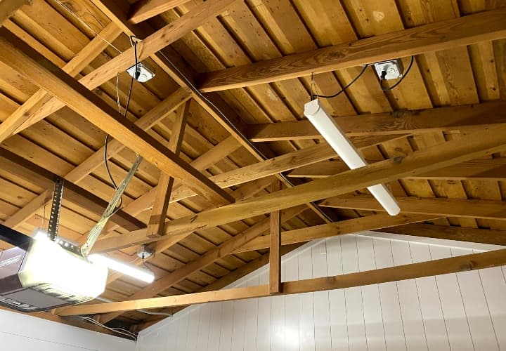 Plafond à poutres apparentes après aérogommage
